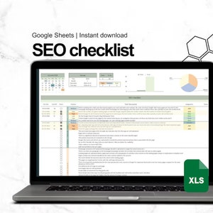 Può includere: Un laptop mostra un modello di checklist SEO di Google Sheets. Lo schermo mostra un foglio di calcolo con sezioni per attività, descrizioni e persone assegnate. La parte superiore dello schermo recita "Google Sheets | Download istantaneo" e "SEO checklist."