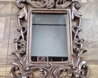 Specchio vintage in ottone con cornice rococò vittoriana, 35,5 cm di lunghezza per 25,4 cm di larghezza.