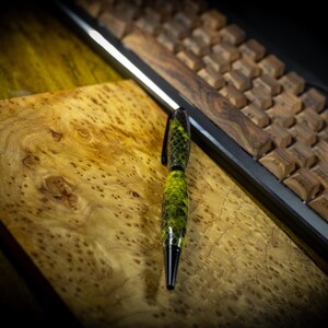 Handmade Honeycomb. Pen Black and yellow. Graduation gift/ office gift/ baptism gift/ one of a kind/ Hand poured/ Resin acrylic.