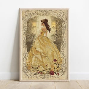 Può includere: Un'illustrazione in stile vintage di Belle de La Bella e la Bestia. Indossa un abito da ballo giallo e si trova in una grande sala da ballo con dettagli decorativi. L'immagine è incorniciata da un bordo decorativo.