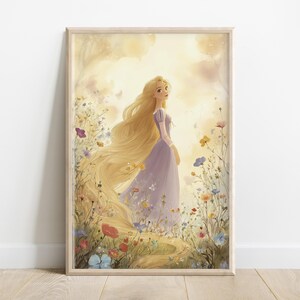 Könnte beinhalten: Ein gerahmter Kunstdruck mit einer Aquarellillustration einer Frau mit langem blondem Haar in einem lavendelfarbenen Kleid. Sie steht in einem Feld bunter Wildblumen mit einem weichen, verträumten Hintergrund.