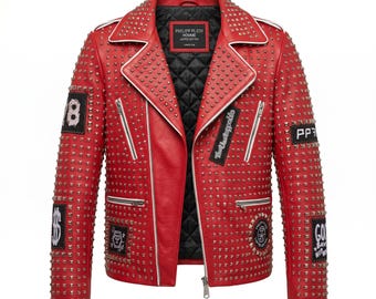 Puede incluir: Chaqueta de cuero roja con tachuelas plateadas, ribetes blancos y múltiples parches. Presenta un diseño clásico de chaqueta motera con cuello de solapa, cremallera asimétrica y forro acolchado. La etiqueta dice "PHILIPP PLEIN HOMME".
