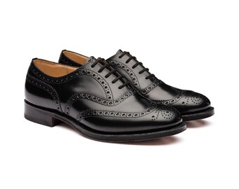 Scarpe stringate Oxford in pelle nera con punta a coda di rondine, realizzate a mano, con medaglione a cuore.