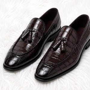 Handgemaakte bruine loafers met kwastjes van leer met krokodillenprint – formele geklede schoenen