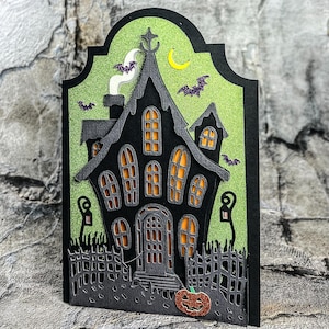 Cartão de Halloween 3D feito à mão com casa mal-assombrada assustadora