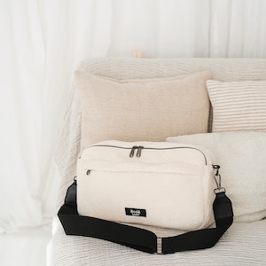 L'élégant sac à langer pour bébé. Le sac Bodé. Sac bandoulière. Sac à bandoulière. Sac en sherpa.