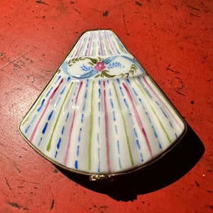 Antike handbemalte Porzellan und signierte ormolu französische Box / Schmuckschatulle