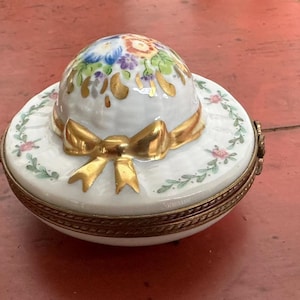 Antike handbemalte Porzellan und signierte ormolu französische Box / Schmuckschatulle