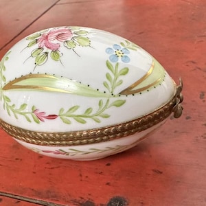 Antike handbemalte Porzellan und signierte ormolu französische Box / Schmuckschatulle