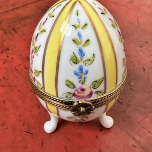Antikes handgemaltes Porzellan aus dem 19.Jahrhundert und signierte französische Ormolu-Dose / Schmuckschatulle