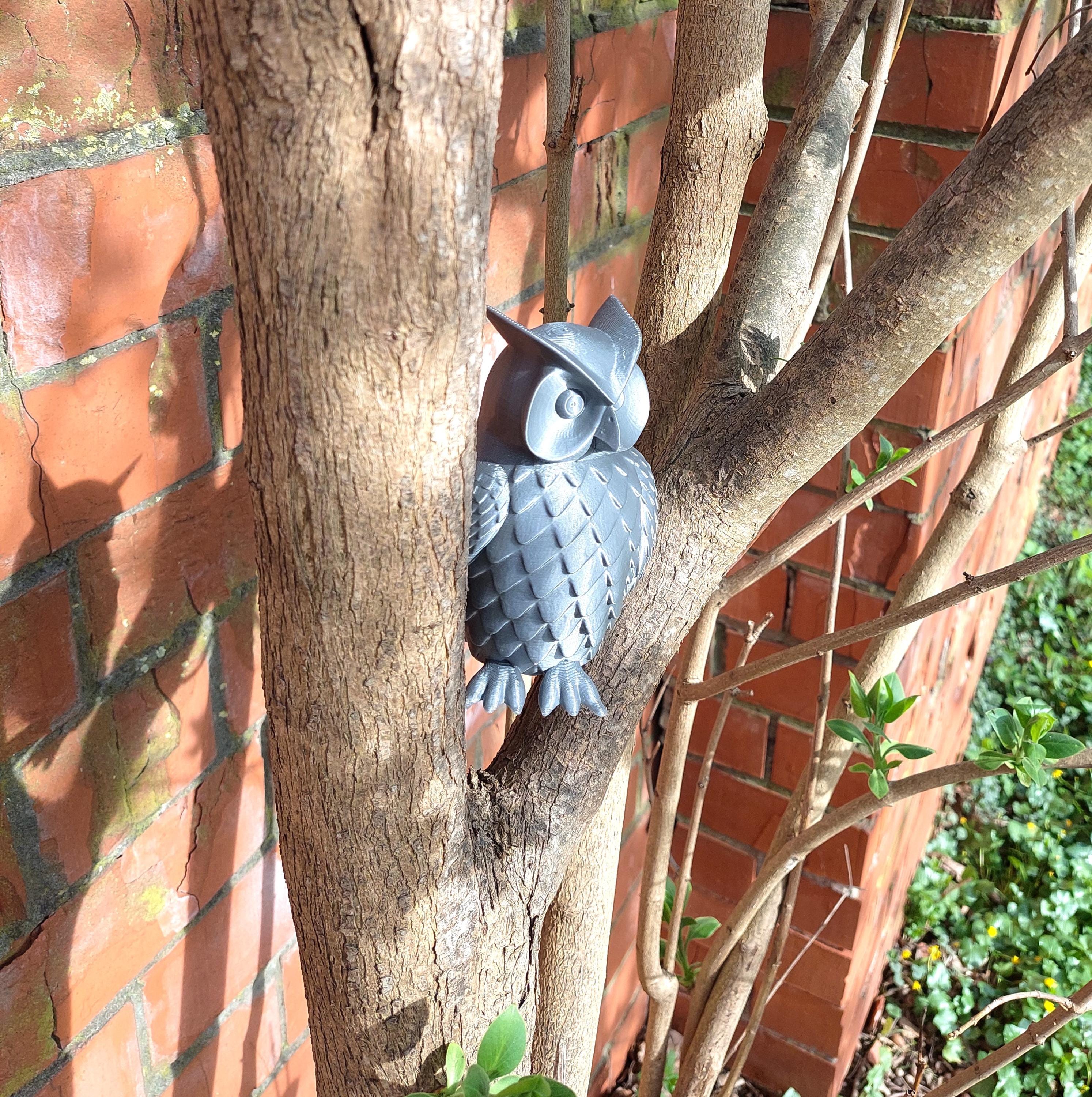 Vertical cilinder maze inside an Owl for stashing money or gifting money
