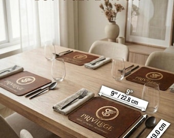 Mantel individual pequeño de piel Privilege / Marrón chocolate, emblema dorado (23 cm x 19 cm)