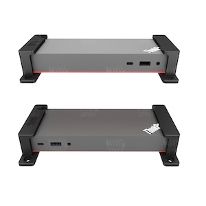 Puede incluir: Dos ordenadores de sobremesa ThinkCentre M90q Tiny negros con detalles rojos. Los ordenadores son peque&ntilde;os y compactos, y est&aacute;n dise&ntilde;ados para montarse en la parte posterior de un monitor.