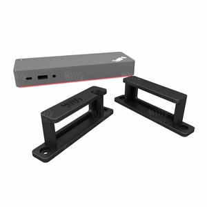 Puede incluir: Un dispositivo rectangular negro con un acento rojo y dos soportes de pl&aacute;stico negro etiquetados como "LATCHES".