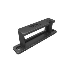 Puede incluir: Clip de gesti&oacute;n de cables de pl&aacute;stico negro con una abertura rectangular. El clip tiene un peque&ntilde;o agujero en la parte superior y un dise&ntilde;o en relieve en la parte delantera.