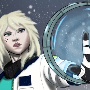 Op de afbeelding: Een vrouw met blond haar en een wit jack met groene accenten houdt een gloeiende blauwe bol in haar hand. Ze staat in een besneeuwde omgeving.