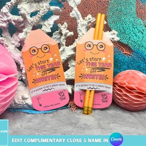 Puede incluir: Dos etiquetas de regalo con forma de lápiz con el texto "Let's start THIS YEAR off WRITE!" y una cara sonriente con gafas. Una etiqueta contiene lápices. Las etiquetas son naranjas, rosas y amarillas, con un fondo coral y azul.