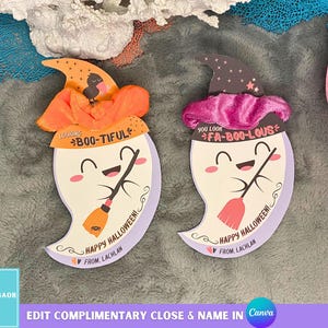 Op de afbeelding: Twee Halloween-cadeaulabels in de vorm van geesten. Eén geest draagt een oranje heksenhoed en zegt "Looking Boo-tiful". De andere draagt een paarse hoed en zegt "You Look Fa-Boo-lous". Beide hebben een bezem en zeggen "Happy Halloween!"
