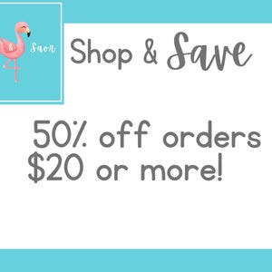 K&ouml;nnte beinhalten: Ein pinkfarbenes Flamingo-Logo mit dem Text "SWEET & SAOR" dar&uuml;ber. Der Text "Shop & Save 50% off orders 20&euro; or more!" befindet sich unter dem Logo.