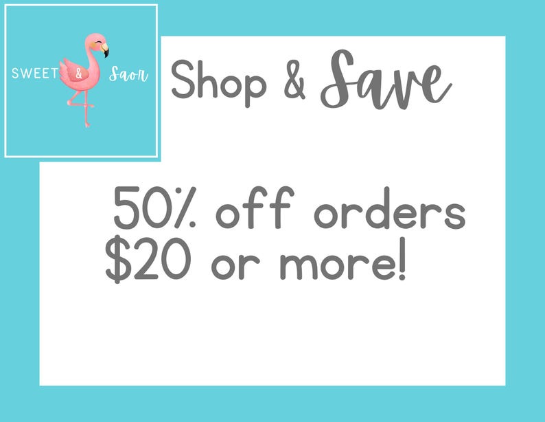 K&ouml;nnte beinhalten: Ein pinkfarbenes Flamingo-Logo mit dem Text "SWEET & SAOR" dar&uuml;ber. Der Text "Shop & Save 50% off orders 20&euro; or more!" befindet sich unter dem Logo.