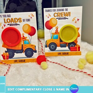 Könnte beinhalten: Zwei Party-Einladungskarten mit einem Baufahrzeug-Design. Eine Karte hat einen roten Teller, die andere einen gelben Teller. Beide Karten haben den Text "Hope you had loads of fun!" und "Thanks for joining the crew!" mit dem Namen "Lachlan".