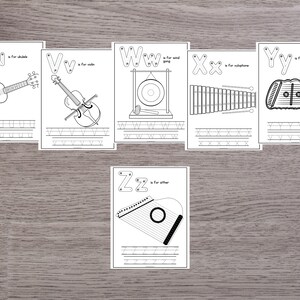 K&ouml;nnte beinhalten: Schwarz-wei&szlig;e druckbare Alphabet-Flashcards mit Gro&szlig;- und Kleinbuchstaben und Illustrationen von Musikinstrumenten. Die Buchstaben sind U, V, W, X, Y und Z. Die Instrumente sind Ukulele, Violine, Windgong, Xylophon, Yaman und Zither.