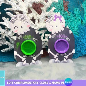 Puede incluir: Dos juguetes con temática de Halloween con forma de lápidas con diseños de esqueletos. Uno tiene un círculo verde, el otro un círculo morado. El texto incluye "No Bones About It", "You're Doh Best!" y "Happy Halloween!"