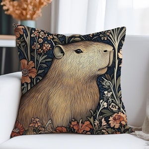 Peut inclure: Un coussin décoratif avec un fond bleu foncé représentant une illustration détaillée d'un capybara entouré de fleurs et de feuillages colorés.