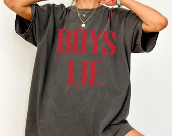Jungen liegen T-Shirt, trendiges grafisches T-Shirt für Frauen, ästhetisches Streetwear-Shirt, feminines Statement-T-Shirt, lässiges freches Outfit, süßes grafisches T-Shirt