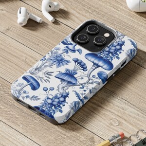 Elegante custodia per telefono a forma di fungo in porcellana - Design chic blu di ispirazione cinese, sofisticata protezione del telefono naturale
