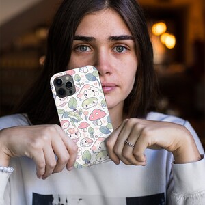 Bonita funda para teléfono con diseño de seta de anime, diseño dibujado a mano Kawaii, protección para teléfono vibrante inspirada en la naturaleza