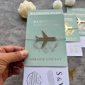 Faire-part de carte d'embarquement vert sauge, faire-part de passeport de mariage, feuille d'argent, carte de mariage, mariage à destination, style passeport