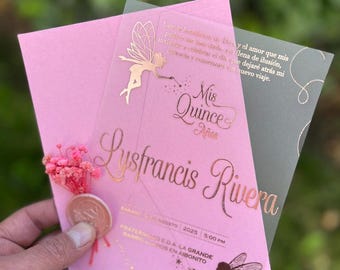 Convite de Quinceañera em Acrílico Congelado: Envelope Rosa, Flores Secas e Selo de Cera