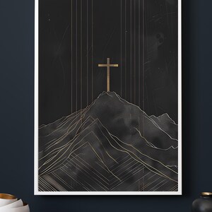 Op de afbeelding: Een abstracte kunstprint in zwart en goud met een kruis op een bergketen. Het kruis is van goud en de bergketen bestaat uit zwarte lijnen.