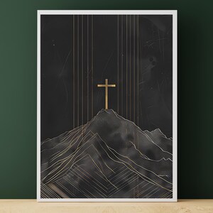Op de afbeelding: Een abstracte kunstprint in zwart en goud, met een gestileerde bergketen met een gouden kruis op de top. De achtergrond is donkergrijs met verticale lijnen.