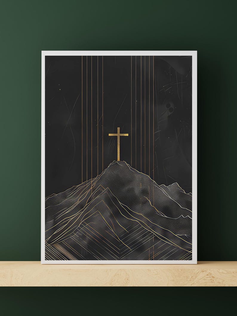 Op de afbeelding: Een abstracte kunstprint in zwart en goud, met een gestileerde bergketen met een gouden kruis op de top. De achtergrond is donkergrijs met verticale lijnen.