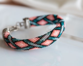 Bracelet géométrique au crochet avec perles de rocaille : bijoux tressés faits main