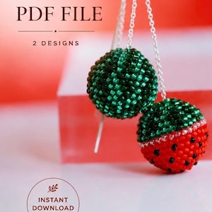 Op de afbeelding: Gebeelde oorbellen in een watermeloenontwerp. Eén oorbel is groen, de andere is rood met zwarte zaadkralen. De oorbellen hangen aan zilveren kettingen. De tekst "DIGITAL PDF FILE" en "2 DESIGNS" is inbegrepen.