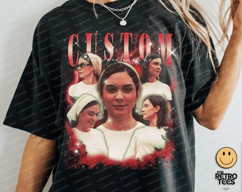 Może przedstawiać: Czarny t-shirt z kolażem pięciu zdjęć tej samej osoby w białym topie i nakryciu głowy. Słowo CUSTOM jest nadrukowane dużymi czerwonymi literami u góry, w otoczeniu czerwonych błyskawic i efektów iskrzenia, które zdobią cały nadruk na koszulce.