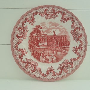 Engelse porseleinen Royal Homes rode dessertbordjes. Buckingham paleis. Dames met een meisje dat zwanen voert Vintage