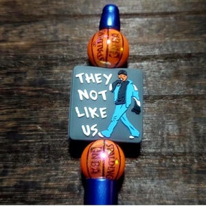 Kendrick Lamar-set 'They Not Like Us'-pen en sleutelhanger | Handgemaakt cadeau | Rapperfanmerchandise | Accessoires basketbalbedel | Afstudeercadeau