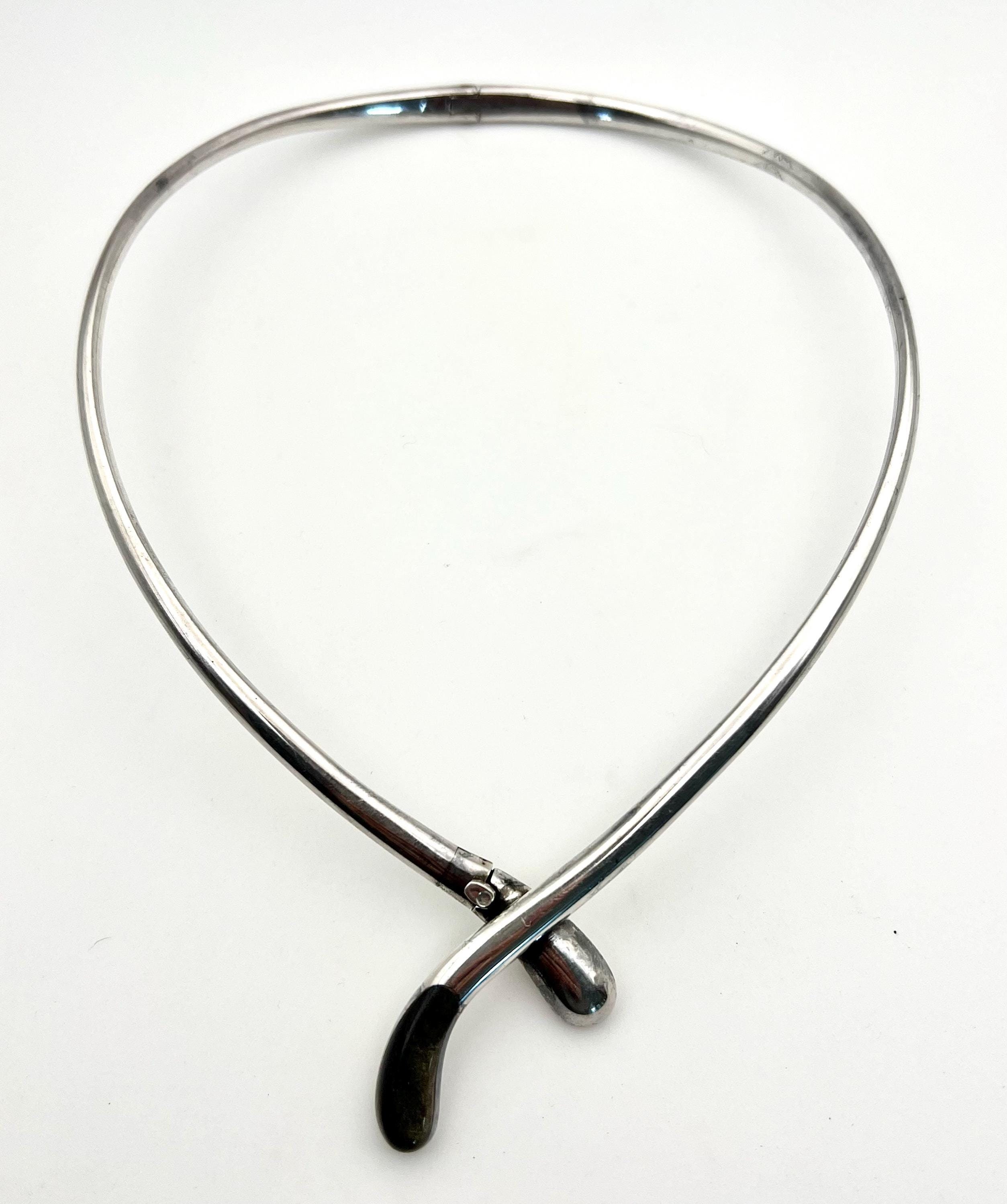 Sigi シルバー チョーカー ネックレス、小さなオニキス カボション付き