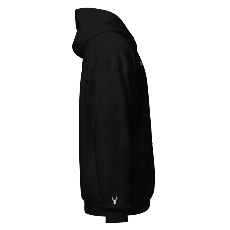 K&ouml;nnte beinhalten: Schwarzer Kapuzenpullover mit einem kleinen wei&szlig;en Hirschlogo am linken &Auml;rmel.