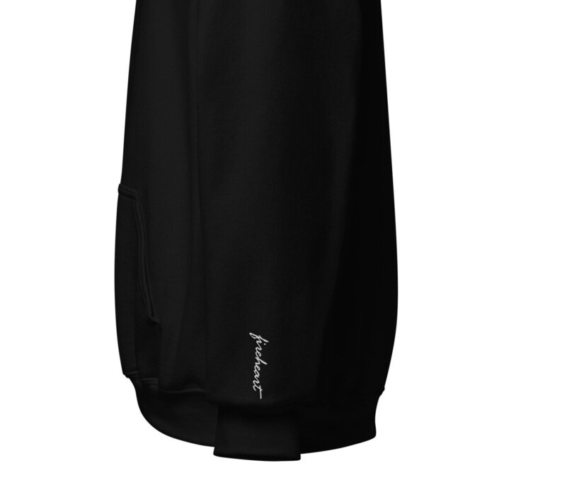 K&ouml;nnte beinhalten: Schwarzer Hoodie mit einem wei&szlig;en gestickten Logo, das "fiveheart" auf dem linken &Auml;rmel sagt.