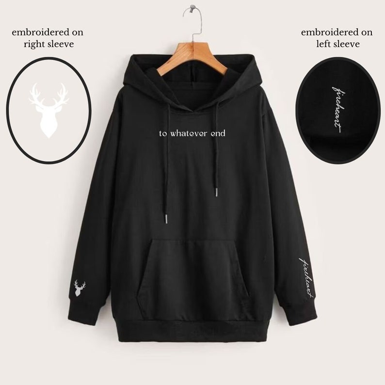 K&ouml;nnte beinhalten: Schwarzer Kapuzenpullover mit einem wei&szlig;en gestickten Hirsch auf dem rechten &Auml;rmel, einem wei&szlig;en gestickten "to whatever end" auf der Vorderseite und einem wei&szlig;en gestickten "freeheart" auf dem linken &Auml;rmel.
