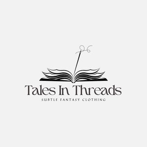 K&ouml;nnte beinhalten: Schwarzwei&szlig;es Logo-Design mit einem offenen Buch, aus dem eine Nadel mit Faden herausragt. Der Text "Tales In Threads" befindet sich unter dem Buch, und der Text "Subtle Fantasy Clothing" darunter.