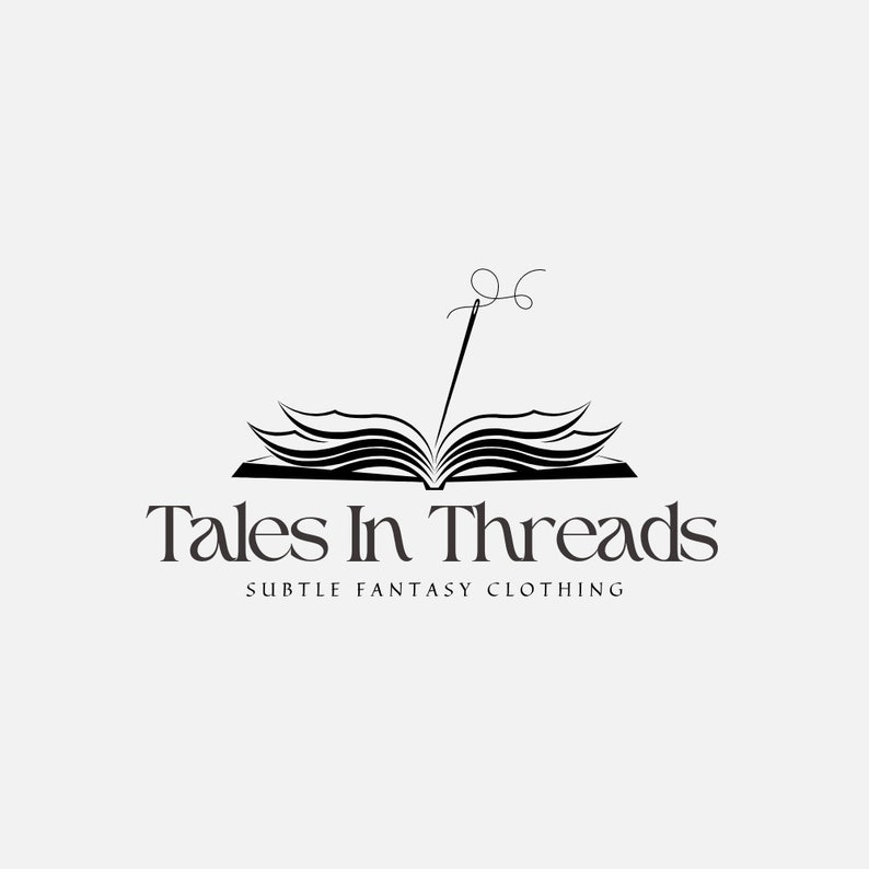 K&ouml;nnte beinhalten: Schwarzwei&szlig;es Logo-Design mit einem offenen Buch, aus dem eine Nadel mit Faden herausragt. Der Text "Tales In Threads" befindet sich unter dem Buch, und der Text "Subtle Fantasy Clothing" darunter.