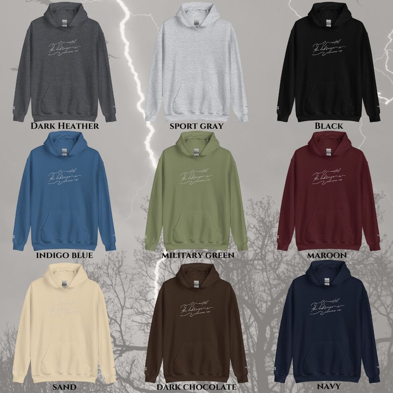 K&ouml;nnte beinhalten: Eine Kollektion von zehn Kapuzenpullovern in verschiedenen Farben, darunter Dunkelgrau meliert, Sportgrau, Schwarz, Indigo, Milit&auml;rgr&uuml;n, Rotbraun, Sand, Dunkelbraun und Marineblau. Jeder Pullover ist mit einem wei&szlig;en Grafikdesign mit dem Text "Growth Begins Where You Are" versehen.