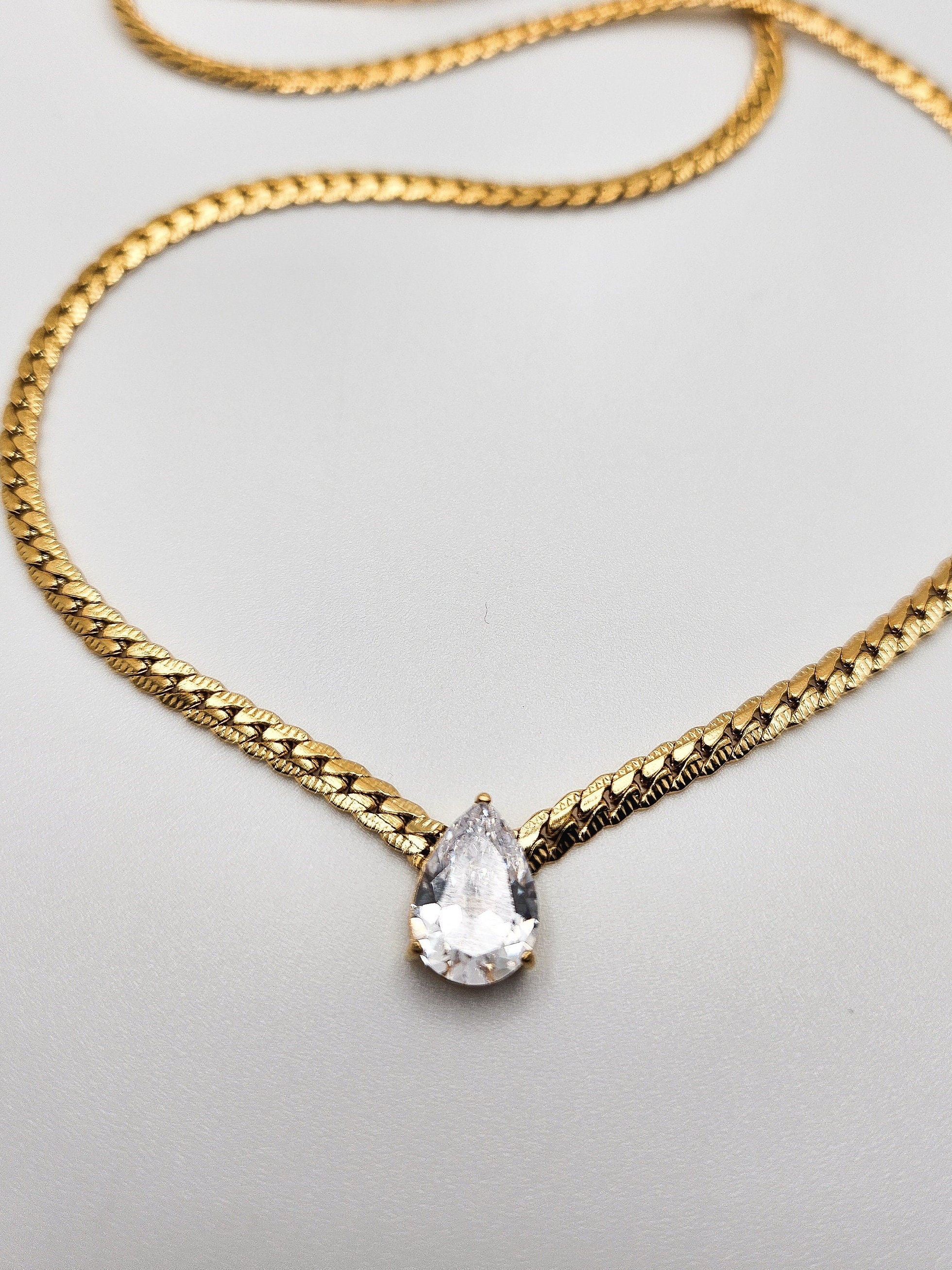 Elegant teardrop zircon necklace. Chunky chain. Gold