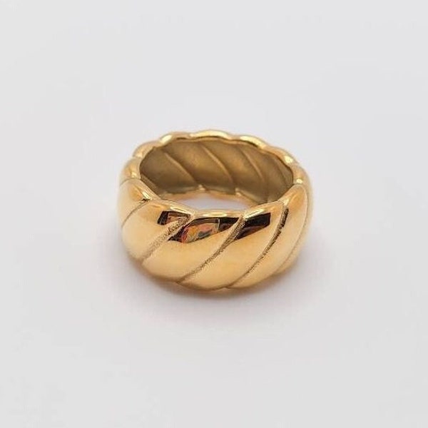 Gold plated statement ring, great gift for her. Bug chunky ring. Statement ring. Ring in gold. Women ring. Stackable jewelry. Trend setter.